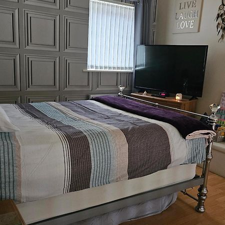 בירקנהד Open Planned Apartment מראה חיצוני תמונה